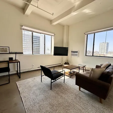 Westown Studio Apt Near Fiserv, Baird, And Theater District